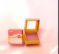 Rubor en polvo Mi tienda Benefit Pompom en tono rosado con empaque compacto, espejo y diseño de granada.