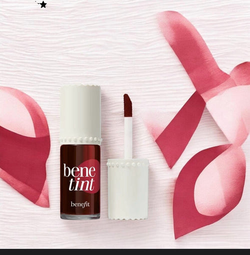 Tinte líquido Mi tienda Benetint para labios y mejillas con aplicador de precisión sobre fondo decorativo rosa