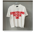 Camiseta blanca de algodón Mi tienda con estampado frontal rojo texturizado Emotions Never Die y corte relajado