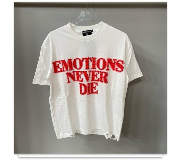 Camiseta blanca de algodón Mi tienda con estampado frontal rojo texturizado Emotions Never Die y corte relajado