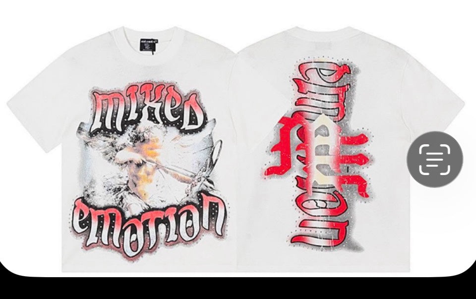 Camiseta blanca oversize Mi tienda con estampado gráfico vintage de querubines y tipografía gótica en rojo y negro