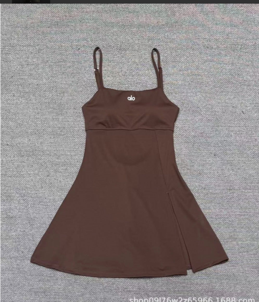 Vestido deportivo corto Mi tienda en color marrón chocolate con tirantes ajustables y logo alo en el pecho